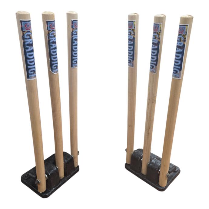 GRADDIGE CRICKET ECONOMY SPRING STUMPS METAL W/BAILS SET JUNIOR